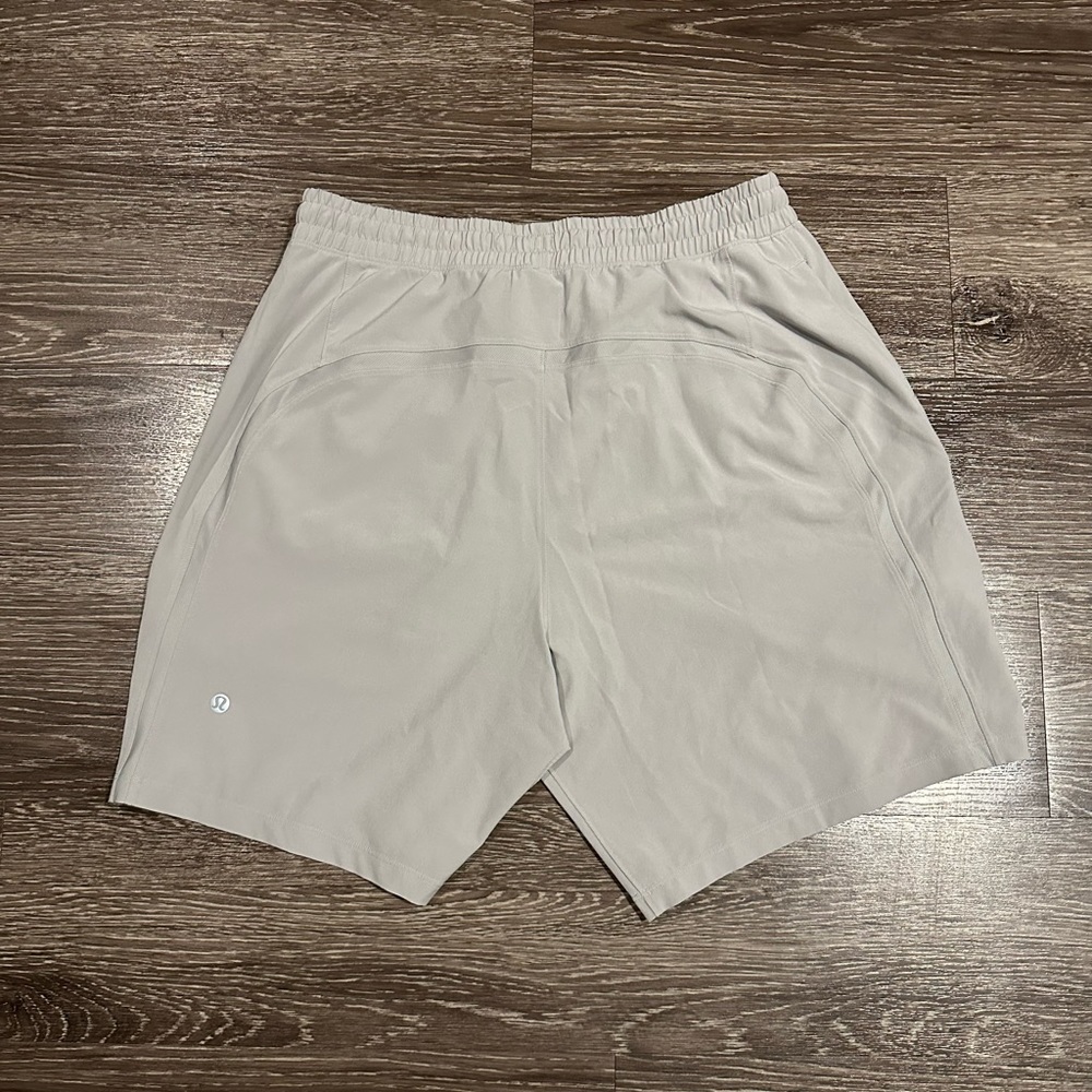 Men’s Medium Seal Grey Lululemon Pace Breaker Unlined Short 7”
